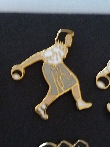 Bowls player pin badge - , female
